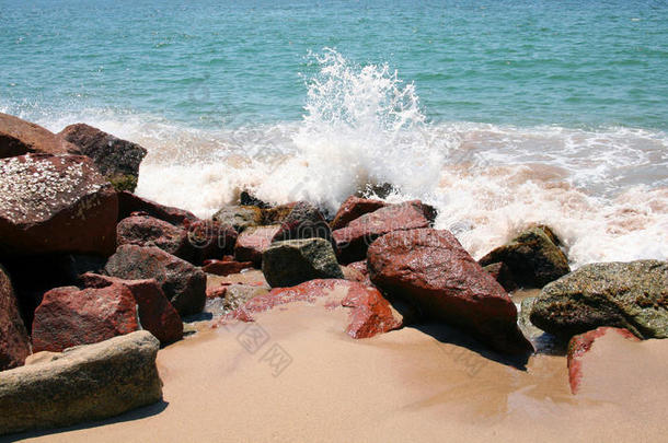 海浪冲击沙滩和岩石海滩