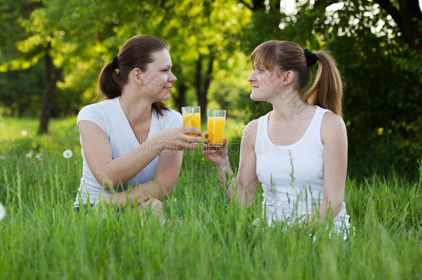在公园里喝橙汁的姐妹们