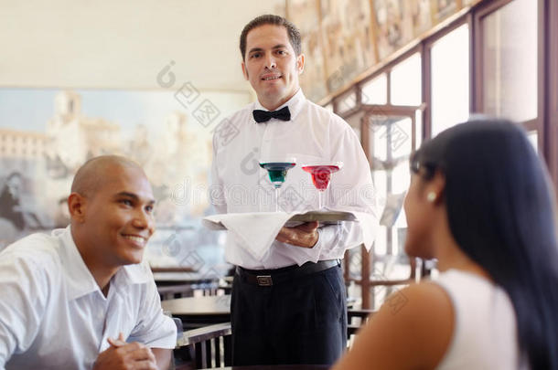 服务员拿着盘子站在餐厅里