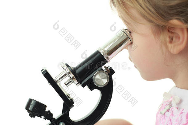 小女孩<strong>凝视着</strong>黑色的显微镜