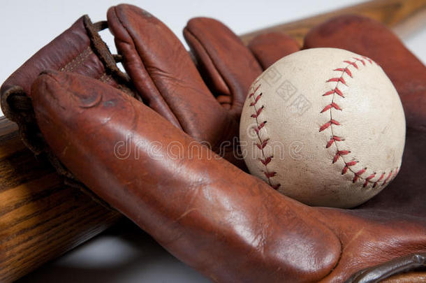 老式棒球棒、棒球手套和棒球