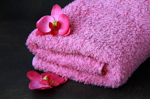 粉色毛巾和粉色兰花
