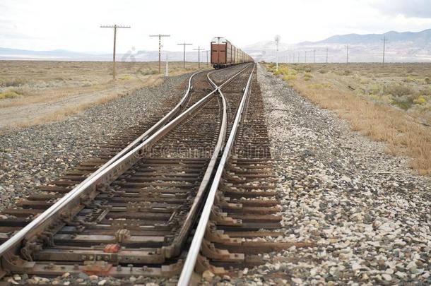 美国内华达州穿越沙漠的铁路货运列车