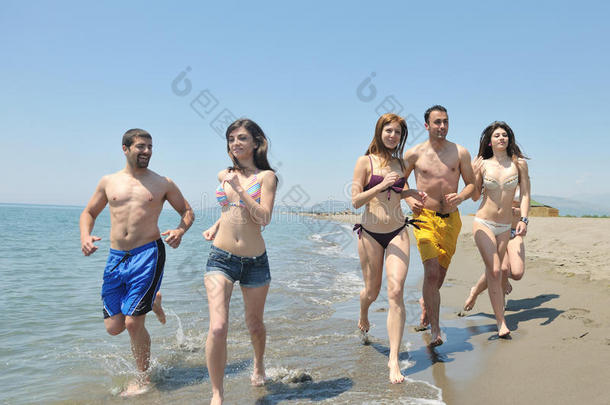 快乐人群在沙滩上快乐奔跑