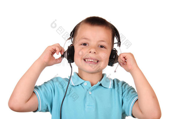 小男孩听音乐