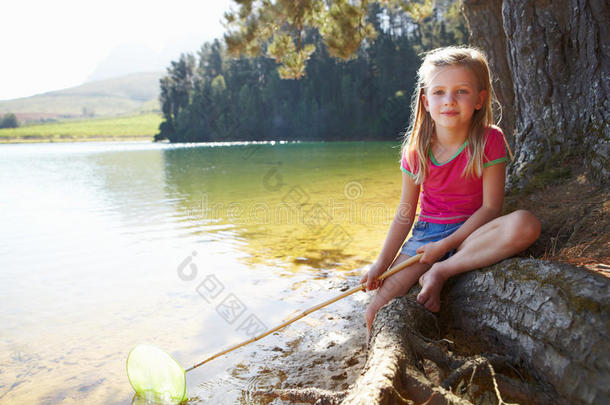 湖边钓鱼的快乐女孩