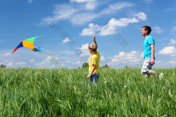 父亲带着儿子夏天带着风筝
