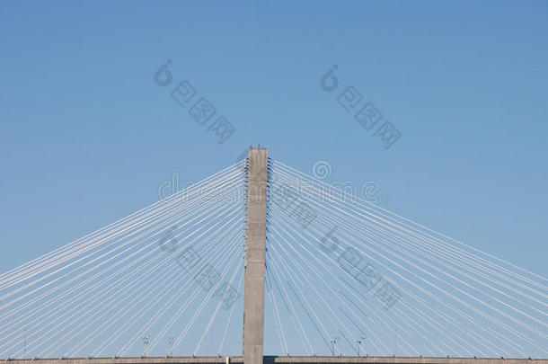 悬索桥上的白色缆索