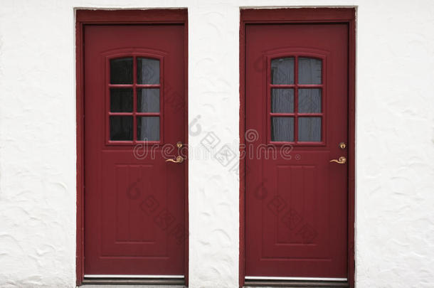 两扇红色的旧木门