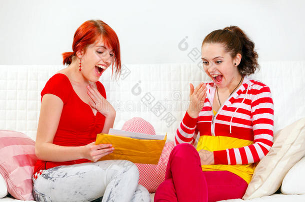 兴奋的女朋友们读着带着好消息的信