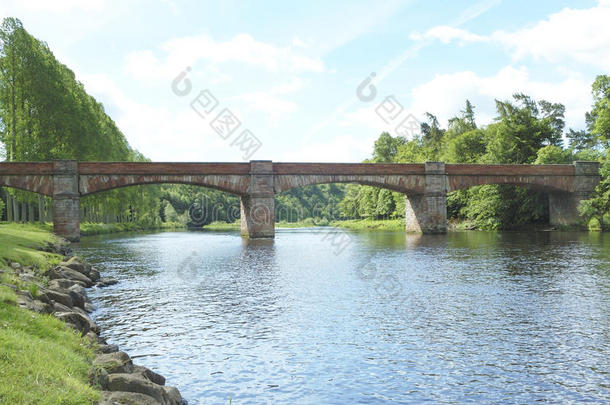 梅尔图恩河上鲑鱼拍打的旧桥