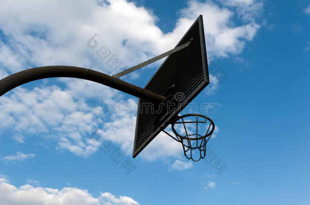 在多云的天空中打篮球