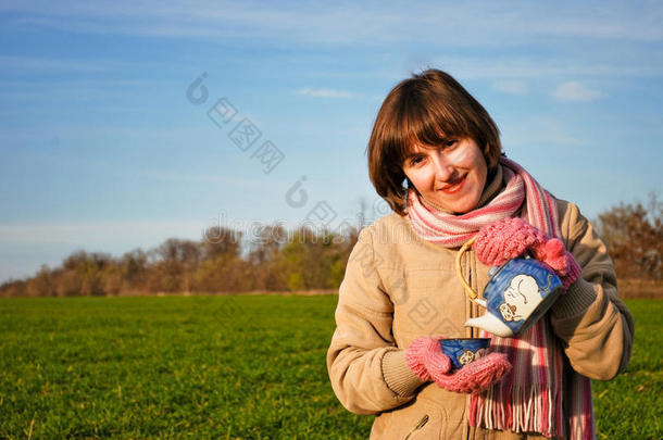 在户外<strong>喝茶</strong>的年轻<strong>女孩</strong>