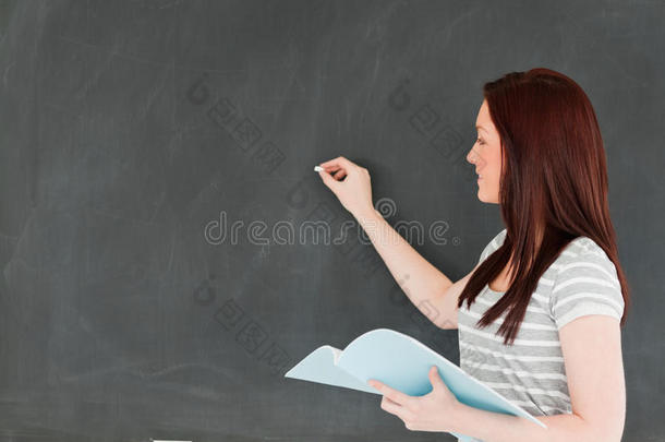 <strong>在黑板上写字</strong>的年轻女子