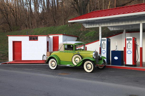 1930年的旧车加油