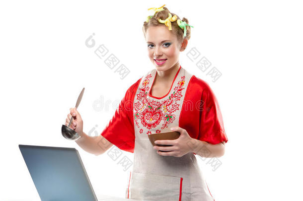 女人在笔记本电脑上用菜谱做饭