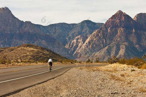 <strong>骑</strong>车人在穿越沙漠进入山区的路上