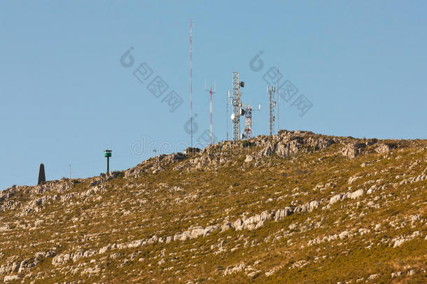 岩石山上的通讯天线。