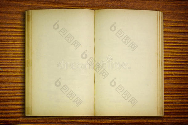 旧的打开的木头笔记本作为背景和文字