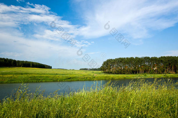 夏日湖光山色。