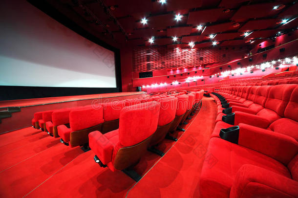 电影院里一排排舒适的椅子