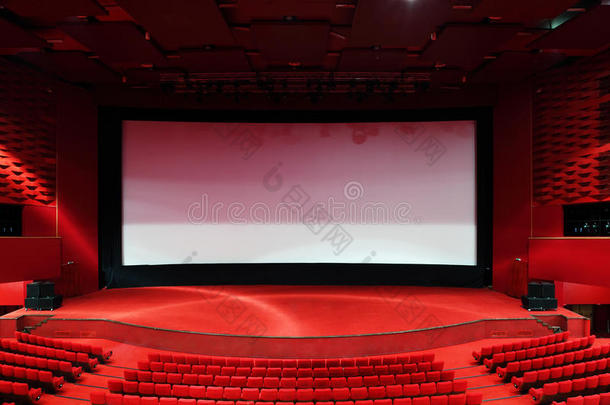 电影院的屏幕和一排排椅子