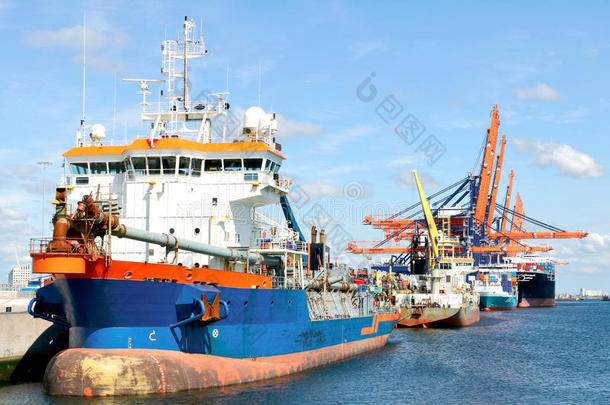 集装箱船和引航船