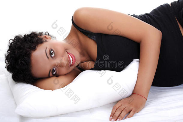躺在床上的漂亮孕妇