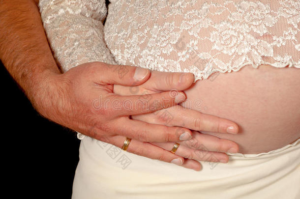 结婚戒指和怀孕的肚子