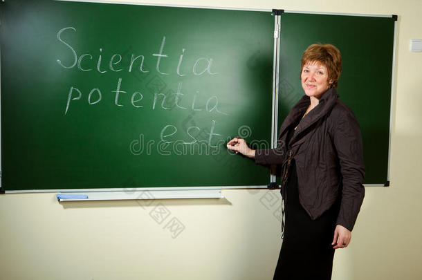 黑板背景下的教授