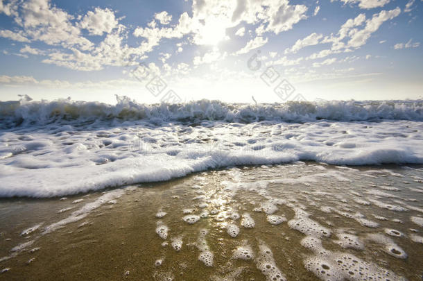 日落时海浪冲沙