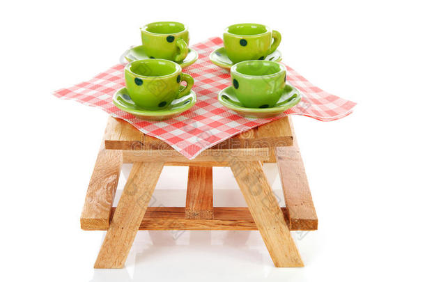 带绿色点缀桌布的野餐桌