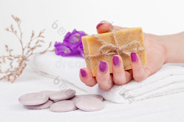 紫色指甲和草药香皂