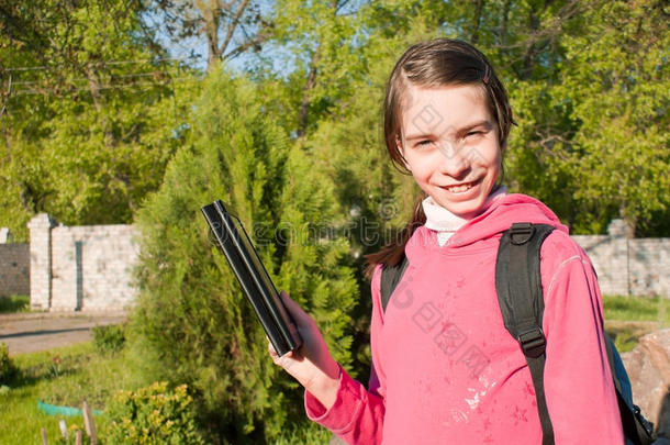 户外带电子书阅读器的少女