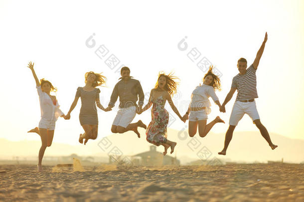 快乐青年团在沙滩上玩得开心