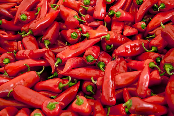 一堆成熟的大红椒