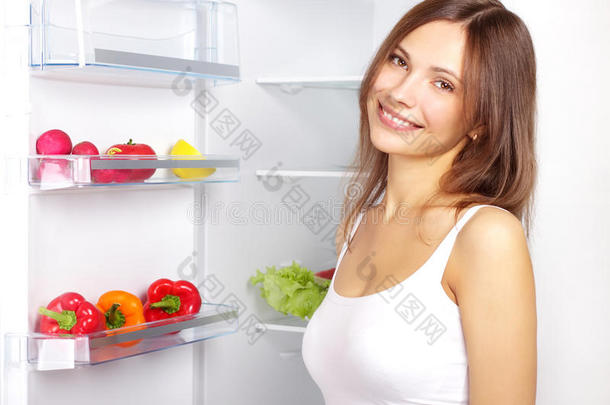从冰箱里挑选食物