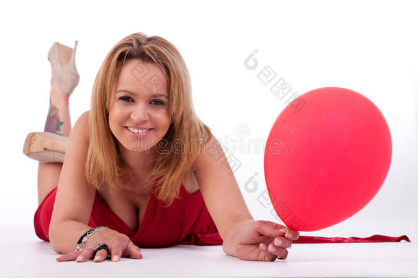 成熟的女人躺着，<strong>拿</strong>着<strong>气球</strong>