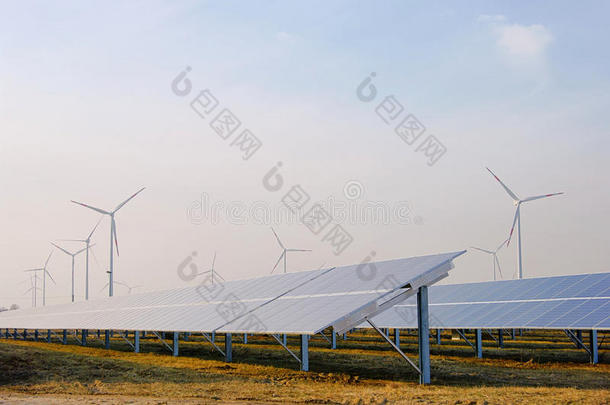 太阳能发电厂和风力涡轮机