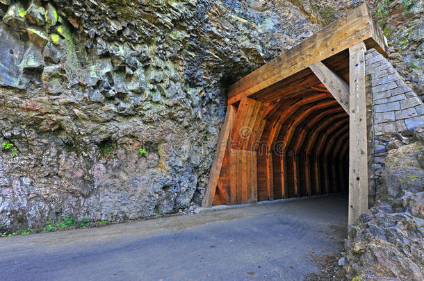 窄路山岭隧道