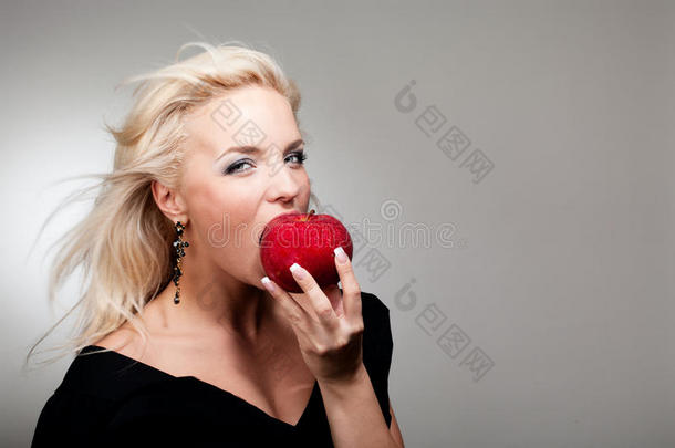 咬红苹果的金发女人