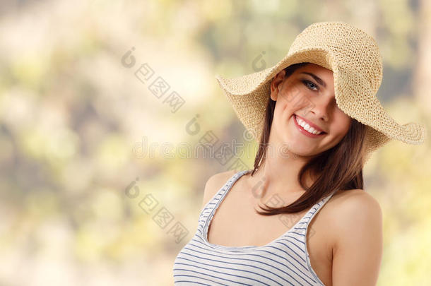戴草帽的夏日少女