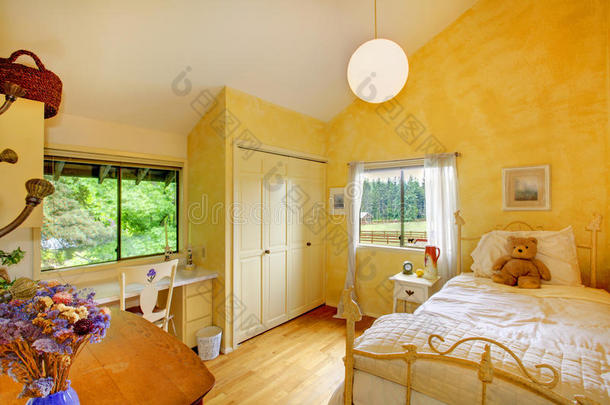 黄色黄油儿童婴儿卧室。