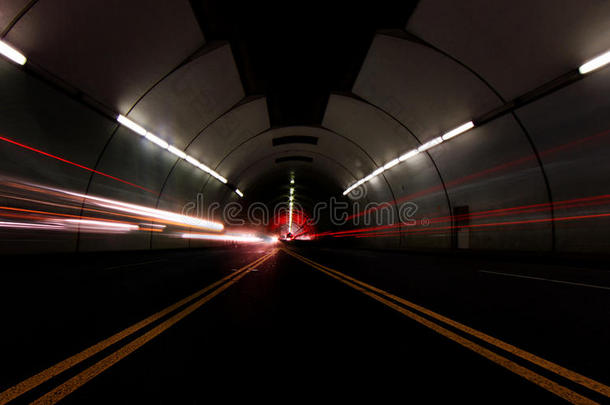 在隧道中<strong>快速通过</strong>的车辆
