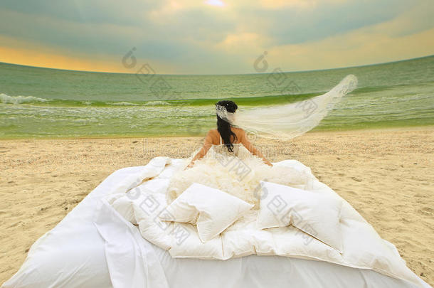 新娘在<strong>海岸边</strong>的床上。