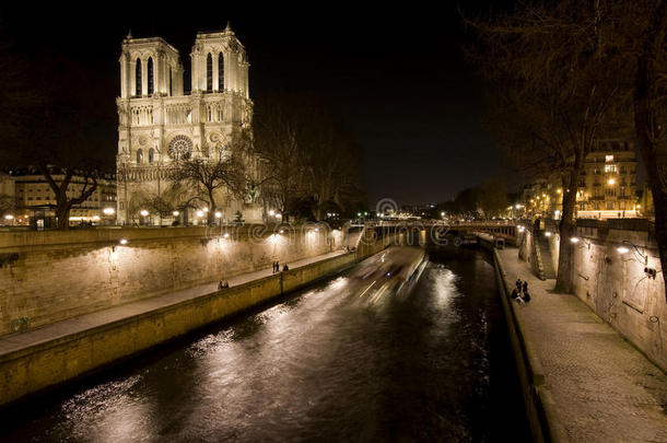 巴黎圣母院和塞纳河夜景