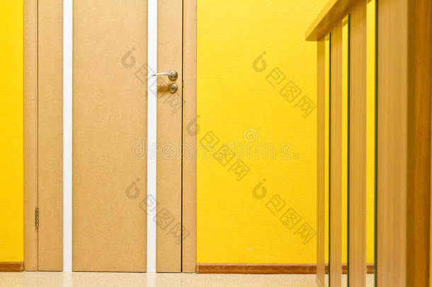 办公室的门、黄色的墙和<strong>接待处</strong>