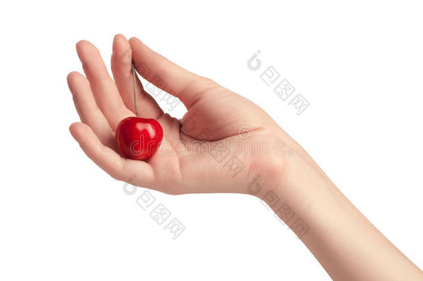 手里拿着一个甜樱桃。