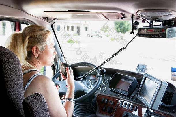 金发女<strong>卡车司机</strong>在她的收音机上讲话。