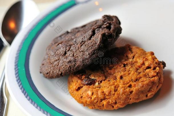 美味的饼干放在盘子里吃零食